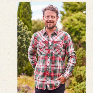 Men's flannel longsleeve shirt in holiday red and green plaid size large